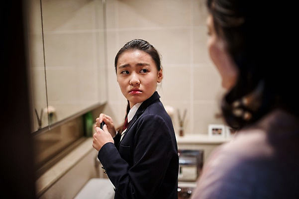 포토 JPG 여학생 여자 딸 교복 40대 중년 가족 청소년 모녀 엄마 실내 서기 상반신 성인 두명 옆모습 10대 화장 한국인 짜증 가족라이프 꾸지람 고민 화장실 잔소리 여드름 국내포토 학생 라이프스타일 옷 감정 뷰포인트 관계 모션 사람 동양인 내부 뷰티 체벌 파일형식