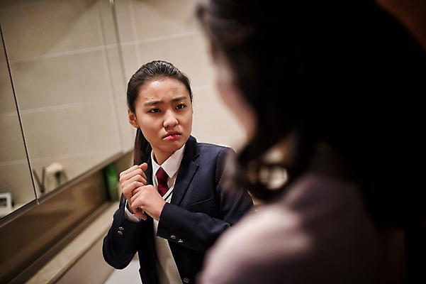 포토 JPG 여학생 여자 딸 교복 40대 중년 가족 청소년 모녀 엄마 실내 서기 상반신 성인 두명 앞모습 10대 화장 한국인 짜증 가족라이프 꾸지람 고민 화장실 잔소리 여드름 국내포토 학생 라이프스타일 옷 감정 뷰포인트 관계 모션 사람 동양인 내부 뷰티 체벌 파일형식