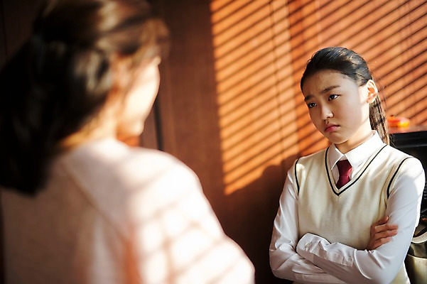 포토 JPG 여학생 여자 딸 교복 40대 가족 청소년 모녀 엄마 실내 서기 상반신 두명 앞모습 뒷모습 10대 팔짱 한국인 짜증 가족라이프 말다툼 사춘기 국내포토 학생 라이프스타일 옷 감정 뷰포인트 중년 관계 모션 사람 동양인 내부 싸움 파일형식