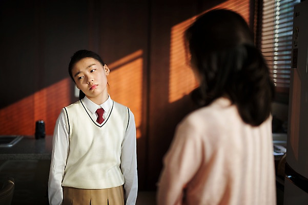 포토 JPG 여학생 여자 딸 교복 40대 가족 청소년 모녀 엄마 실내 서기 상반신 두명 앞모습 뒷모습 10대 한국인 짜증 가족라이프 말다툼 사춘기 국내포토 학생 라이프스타일 옷 감정 뷰포인트 중년 관계 모션 사람 동양인 내부 싸움 파일형식