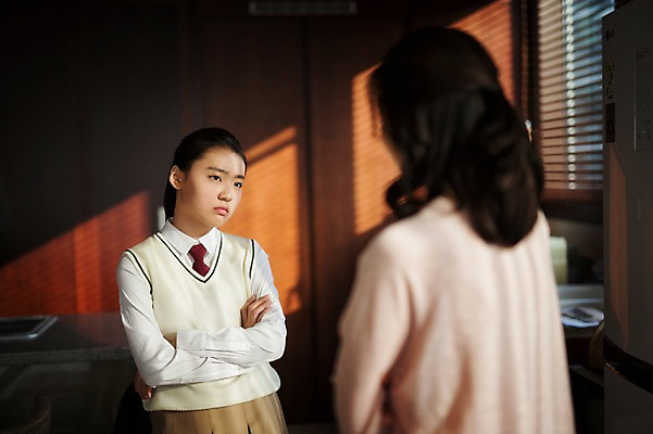 포토 JPG 여학생 여자 딸 교복 40대 가족 청소년 모녀 엄마 실내 서기 상반신 두명 앞모습 뒷모습 10대 팔짱 한국인 짜증 가족라이프 말다툼 사춘기 국내포토 학생 라이프스타일 옷 감정 뷰포인트 중년 관계 모션 사람 동양인 내부 싸움 파일형식