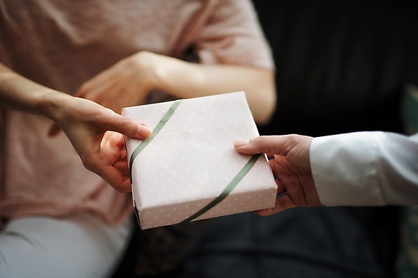 포토 JPG 여학생 여자 딸 행복 40대 중년 가족 청소년 모녀 엄마 실내 선물 상반신 성인 두명 10대 한국인 가족라이프 어버이날 주기 여자만 국내포토 학생 라이프스타일 기념일 감정 관계 모션 사람 동양인 내부 파일형식