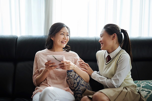 포토 JPG 여학생 여자 딸 행복 교복 40대 중년 거실 가족 청소년 모녀 엄마 실내 선물 앉기 상반신 성인 두명 앞모습 10대 소파 화목 한국인 가족라이프 어버이날 여자만 국내포토 학생 라이프스타일 옷 기념일 감정 뷰포인트 컨셉 의자 관계 모션 사람 동양인 내부 파일형식