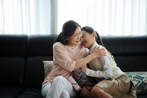 포토 JPG 여학생 여자 딸 행복 교복 40대 중년 거실 가족 포옹 청소년 모녀 엄마 실내 선물 앉기 상반신 성인 두명 앞모습 10대 소파 화목 한국인 가족라이프 어버이날 여자만 국내포토 학생 라이프스타일 옷 기념일 감정 뷰포인트 컨셉 의자 관계 안기 모션 사람 동양인 내부 파일형식