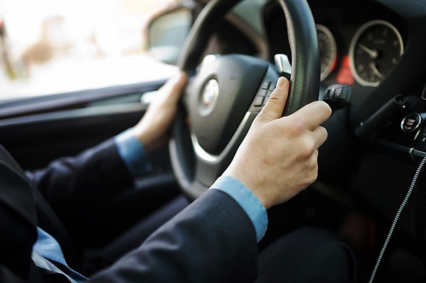 포토 JPG 주간 손 남자 맨라이프 40대 중년 자동차 한명 앉기 정장 성인 야외 옆모습 신체부위 운전 한국인 핸들 출퇴근 중년남자한명만 국내포토 자연요소 1 라이프스타일 옷 육상교통 뷰포인트 비즈니스 모션 사람 동양인 남자한명만 중년남자만 파일형식