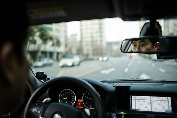 포토 JPG 주간 남자 맨라이프 40대 중년 자동차 한명 앉기 상반신 성인 야외 운전 한국인 출퇴근 백미러 중년남자한명만 국내포토 자연요소 1 라이프스타일 육상교통 비즈니스 모션 사람 동양인 남자한명만 중년남자만 파일형식