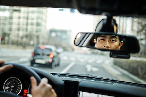 포토 JPG 주간 남자 맨라이프 40대 중년 자동차 한명 앉기 정장 상반신 성인 야외 운전 한국인 출퇴근 백미러 중년남자한명만 국내포토 자연요소 1 라이프스타일 옷 육상교통 비즈니스 모션 사람 동양인 남자한명만 중년남자만 파일형식