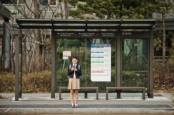 포토 JPG 주간 전신 여학생 여자 교복 청소년 버스 한명 서기 야외 10대 십대라이프스타일 한국인 기다림 버스정류장 등하교 십대여자한명만 국내포토 자연요소 1 학생 라이프스타일 옷 육상교통 모션 대중교통 사람 동양인 역 여자한명만 십대여자만 파일형식