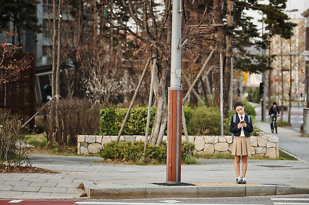 포토 JPG 주간 전신 여학생 여자 교복 청소년 거리 한명 서기 야외 앞모습 10대 스마트폰 십대라이프스타일 한국인 기다림 횡단보도 등하교 십대여자한명만 국내포토 자연요소 1 학생 라이프스타일 옷 뷰포인트 모션 사람 동양인 핸드폰 스마트기기 보행로 여자한명만 십대여자만 파일형식