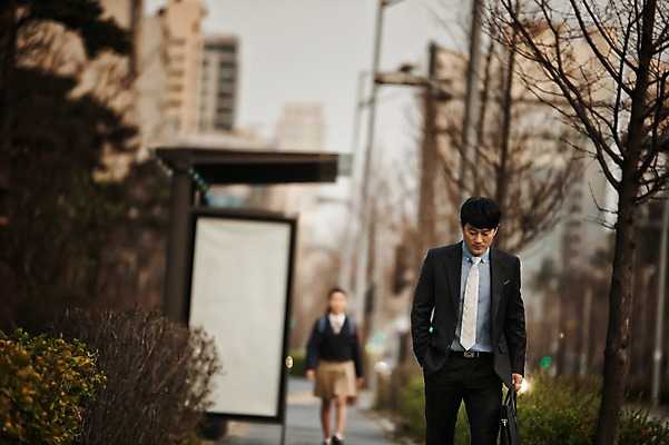 포토 JPG 주간 전신 여학생 여자 남자 딸 교복 40대 중년 가족 청소년 정장 상반신 성인 야외 두명 앞모습 아웃포커스 10대 달리기 한국인 가족라이프 아빠 버스정류장 부녀 국내포토 자연요소 학생 라이프스타일 옷 뷰포인트 관계 모션 촬영기법 사람 동양인 역 파일형식