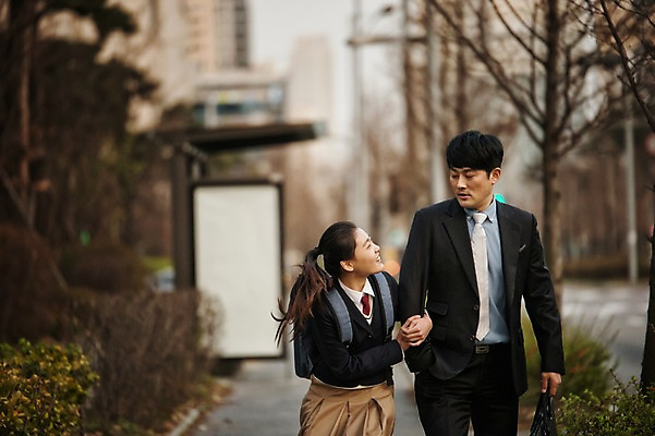 포토 JPG 주간 여학생 여자 남자 딸 교복 40대 중년 가족 청소년 정장 상반신 성인 야외 두명 앞모습 10대 걷기 팔짱 화목 한국인 가족라이프 아빠 부녀 국내포토 자연요소 학생 라이프스타일 옷 뷰포인트 컨셉 관계 모션 사람 동양인 파일형식
