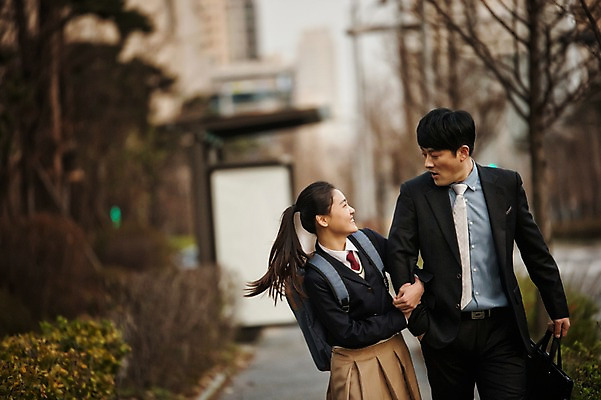 포토 JPG 주간 여학생 여자 남자 딸 교복 40대 중년 가족 청소년 정장 상반신 성인 야외 두명 앞모습 10대 걷기 팔짱 화목 놀람 한국인 가족라이프 아빠 부녀 국내포토 자연요소 학생 라이프스타일 옷 감정 뷰포인트 컨셉 관계 모션 표정 사람 동양인 파일형식