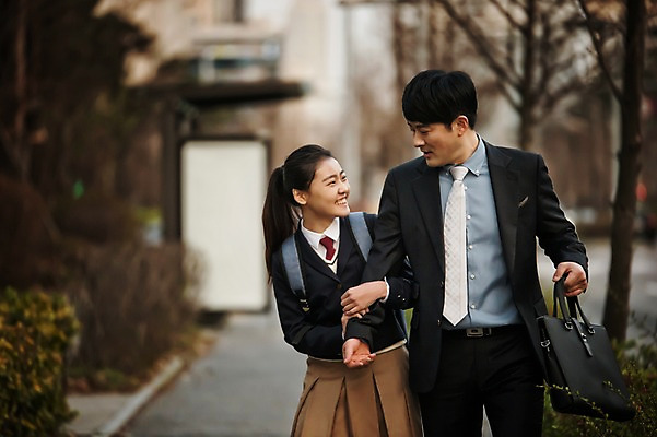 포토 JPG 주간 여학생 여자 남자 딸 교복 40대 중년 가족 청소년 정장 상반신 성인 야외 두명 앞모습 10대 걷기 팔짱 화목 한국인 가족라이프 아빠 부녀 국내포토 자연요소 학생 라이프스타일 옷 뷰포인트 컨셉 관계 모션 사람 동양인 파일형식