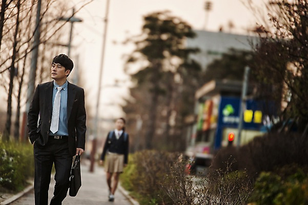 포토 JPG 주간 전신 여학생 여자 남자 딸 교복 40대 중년 가족 청소년 정장 성인 야외 두명 앞모습 아웃포커스 10대 걷기 한국인 가족라이프 아빠 부녀 국내포토 자연요소 학생 라이프스타일 옷 뷰포인트 관계 모션 촬영기법 사람 동양인 파일형식