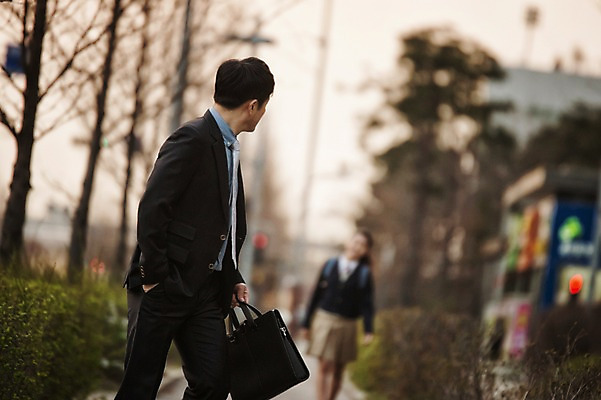 포토 JPG 주간 여학생 여자 남자 딸 교복 40대 중년 가족 청소년 정장 상반신 성인 야외 두명 아웃포커스 10대 걷기 화목 한국인 가족라이프 뒤돌아보기 아빠 부녀 국내포토 자연요소 학생 라이프스타일 옷 컨셉 관계 모션 촬영기법 사람 동양인 파일형식