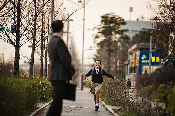 포토 JPG 주간 전신 여학생 여자 남자 딸 교복 40대 중년 가족 청소년 정장 성인 야외 두명 앞모습 10대 달리기 화목 한국인 가족라이프 뒤돌아보기 아빠 반가움 부녀 국내포토 자연요소 학생 라이프스타일 옷 감정 뷰포인트 컨셉 관계 모션 사람 동양인 파일형식