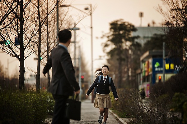 포토 JPG 주간 전신 여학생 여자 남자 딸 교복 40대 중년 가족 청소년 정장 성인 야외 두명 앞모습 10대 달리기 화목 한국인 가족라이프 뒤돌아보기 아빠 부녀 국내포토 자연요소 학생 라이프스타일 옷 뷰포인트 컨셉 관계 모션 사람 동양인 파일형식