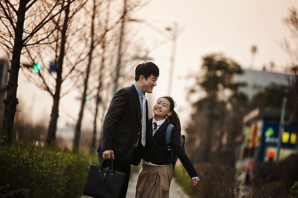 포토 JPG 주간 여학생 여자 남자 딸 교복 40대 중년 가족 안기 청소년 정장 상반신 성인 야외 두명 앞모습 옆모습 10대 걷기 화목 한국인 가족라이프 아빠 부녀 국내포토 자연요소 학생 라이프스타일 옷 뷰포인트 컨셉 관계 모션 사람 동양인 파일형식