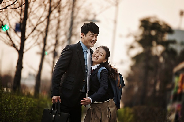 포토 JPG 주간 여학생 여자 남자 딸 교복 40대 중년 가족 안기 청소년 미소 정장 상반신 성인 야외 두명 옆모습 10대 걷기 화목 한국인 가족라이프 아빠 부녀 국내포토 자연요소 학생 라이프스타일 옷 뷰포인트 컨셉 관계 모션 표정 사람 동양인 파일형식