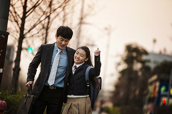 포토 JPG 주간 여학생 여자 남자 딸 교복 40대 중년 가족 안기 청소년 정장 상반신 성인 야외 두명 앞모습 10대 걷기 화목 한국인 가족라이프 아빠 부녀 국내포토 자연요소 학생 라이프스타일 옷 뷰포인트 컨셉 관계 모션 사람 동양인 파일형식