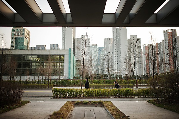 포토 JPG 주간 여학생 여자 남자 딸 교복 40대 중년 가족 청소년 정장 상반신 성인 야외 두명 옆모습 10대 달리기 한국인 가족라이프 아빠 부녀 국내포토 자연요소 학생 라이프스타일 옷 뷰포인트 관계 모션 사람 동양인 파일형식