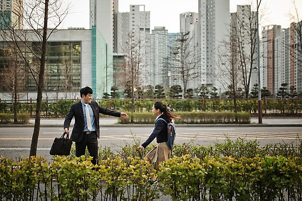 포토 JPG 주간 여학생 여자 남자 딸 교복 40대 중년 가족 청소년 정장 상반신 성인 야외 두명 옆모습 10대 달리기 화목 한국인 가족라이프 아빠 부녀 국내포토 자연요소 학생 라이프스타일 옷 뷰포인트 컨셉 관계 모션 사람 동양인 파일형식