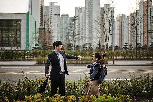 포토 JPG 주간 여학생 여자 남자 딸 교복 40대 중년 가족 청소년 정장 상반신 성인 야외 두명 옆모습 10대 달리기 화목 한국인 가족라이프 아빠 부녀 국내포토 자연요소 학생 라이프스타일 옷 뷰포인트 컨셉 관계 모션 사람 동양인 파일형식