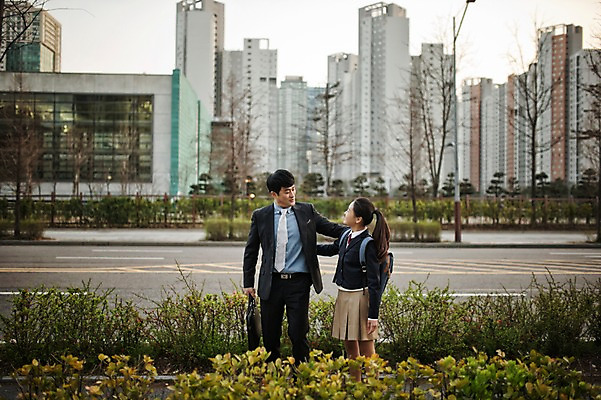 포토 JPG 주간 여학생 여자 남자 딸 교복 40대 중년 가족 안기 청소년 정장 상반신 성인 야외 두명 앞모습 10대 걷기 화목 한국인 가족라이프 아빠 부녀 국내포토 자연요소 학생 라이프스타일 옷 뷰포인트 컨셉 관계 모션 사람 동양인 파일형식