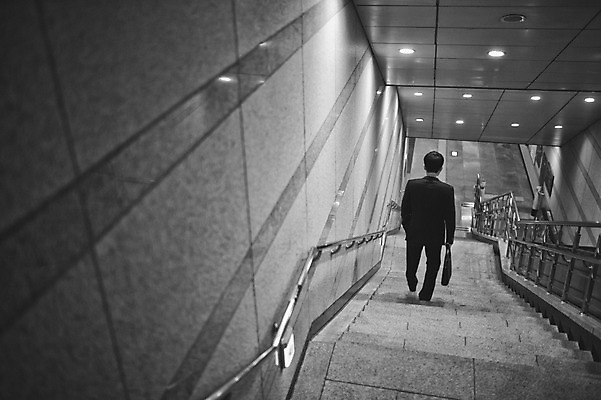 포토 JPG 전신 남자 맨라이프 40대 중년 서류가방 피곤 한명 정장 성인 야외 뒷모습 걷기 계단 한국인 퇴근 중년남자한명만 국내포토 1 라이프스타일 옷 뷰포인트 컨셉 가방 모션 사람 동양인 출퇴근 남자한명만 중년남자만 파일형식