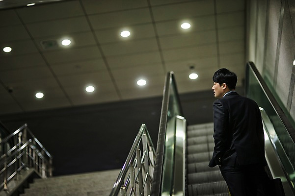 포토 JPG 남자 맨라이프 40대 중년 한명 서기 상반신 성인 야외 뒷모습 한국인 퇴근 에스컬레이터 중년남자한명만 국내포토 1 라이프스타일 뷰포인트 모션 사람 동양인 출퇴근 남자한명만 중년남자만 파일형식