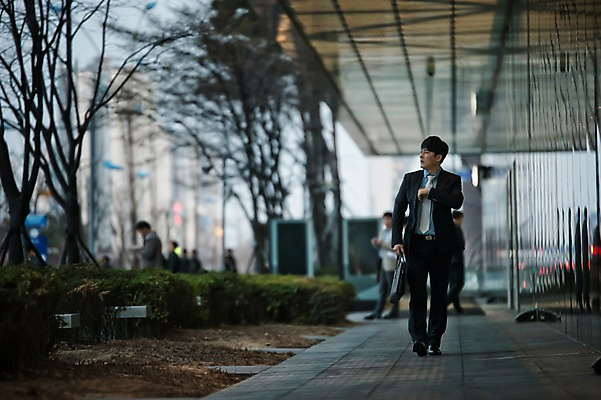 포토 JPG 주간 전신 남자 맨라이프 40대 중년 서류가방 피곤 한명 정장 성인 야외 앞모습 걷기 한국인 퇴근 중년남자한명만 국내포토 자연요소 1 라이프스타일 옷 뷰포인트 컨셉 가방 모션 사람 동양인 출퇴근 남자한명만 중년남자만 파일형식 잡화 비즈니스 인종 생활 남자만 중년만 성인만