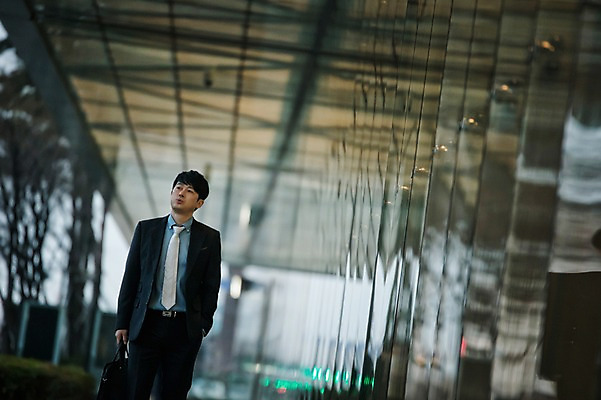 포토 JPG 주간 남자 맨라이프 40대 중년 서류가방 피곤 한명 정장 상반신 성인 야외 앞모습 걷기 한국인 퇴근 중년남자한명만 국내포토 자연요소 1 라이프스타일 옷 뷰포인트 컨셉 가방 모션 사람 동양인 출퇴근 남자한명만 중년남자만 파일형식