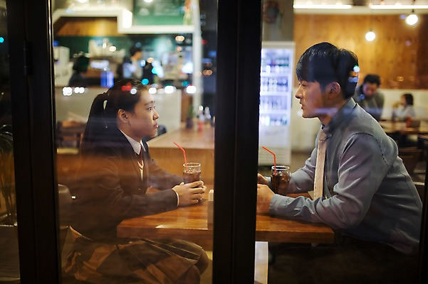 포토 JPG 여학생 여자 남자 딸 40대 중년 가족 청소년 실내 앉기 상반신 성인 두명 옆모습 10대 식당 한국인 가족라이프 아빠 외식 부녀 국내포토 학생 라이프스타일 뷰포인트 관계 모션 사람 동양인 내부 상점 파일형식