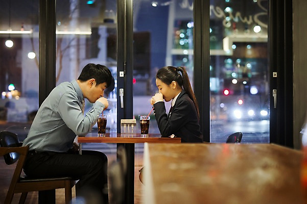 포토 JPG 여학생 여자 남자 딸 음료 40대 중년 가족 청소년 실내 앉기 상반신 성인 두명 옆모습 10대 식당 한국인 마시기 가족라이프 아빠 외식 부녀 국내포토 학생 라이프스타일 뷰포인트 관계 모션 사람 동양인 내부 상점 파일형식