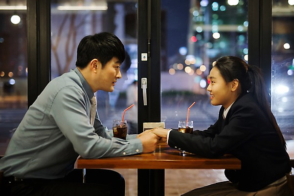 포토 JPG 여학생 여자 남자 딸 교복 40대 중년 가족 청소년 실내 대화 앉기 상반신 성인 두명 옆모습 10대 마주보기 식당 손잡기 화목 한국인 가족라이프 아빠 야간 외식 부녀 국내포토 자연요소 학생 라이프스타일 옷 뷰포인트 컨셉 관계 모션 말하기 사람 동양인 내부 상점 파일형식