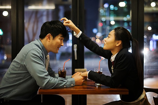 포토 JPG 여학생 여자 남자 딸 교복 40대 중년 가족 청소년 실내 대화 앉기 상반신 성인 두명 옆모습 10대 마주보기 식당 손잡기 화목 한국인 가족라이프 아빠 야간 외식 부녀 국내포토 자연요소 학생 라이프스타일 옷 뷰포인트 컨셉 관계 모션 말하기 사람 동양인 내부 상점 파일형식