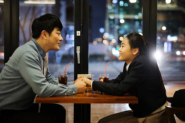 포토 JPG 여학생 여자 남자 딸 교복 40대 중년 가족 청소년 실내 대화 앉기 상반신 성인 두명 옆모습 10대 마주보기 식당 손잡기 화목 한국인 가족라이프 아빠 야간 외식 부녀 국내포토 자연요소 학생 라이프스타일 옷 뷰포인트 컨셉 관계 모션 말하기 사람 동양인 내부 상점 파일형식