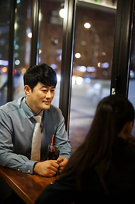 포토 JPG 여자 남자 딸 40대 중년 가족 청소년 실내 대화 미소 앉기 상반신 성인 두명 옆모습 10대 식당 화목 한국인 가족라이프 아빠 야간 외식 부녀 국내포토 자연요소 라이프스타일 뷰포인트 컨셉 관계 모션 표정 말하기 사람 동양인 내부 상점 파일형식