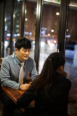 포토 JPG 여자 남자 딸 40대 중년 가족 청소년 실내 앉기 상반신 성인 두명 앞모습 뒷모습 10대 식당 한국인 가족라이프 아빠 외식 부녀 국내포토 라이프스타일 뷰포인트 관계 모션 사람 동양인 내부 상점 파일형식