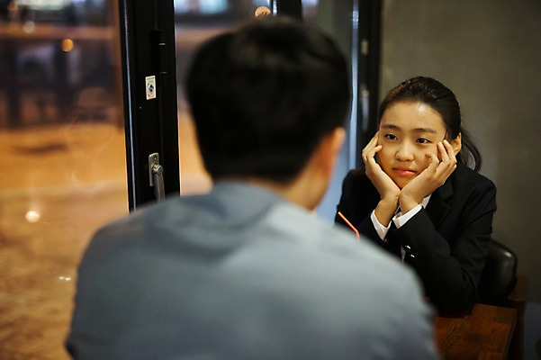 포토 JPG 여학생 여자 남자 딸 40대 중년 가족 청소년 실내 앉기 상반신 성인 두명 앞모습 뒷모습 10대 식당 턱괴기 한국인 가족라이프 아빠 외식 부녀 국내포토 학생 라이프스타일 뷰포인트 관계 모션 사람 동양인 내부 상점 파일형식