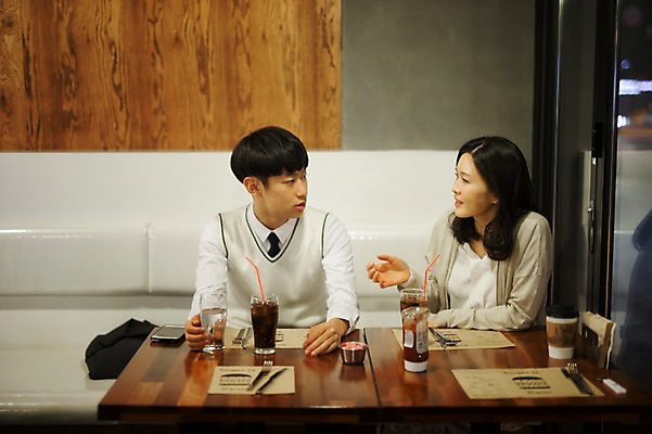 포토 JPG 여자 남자 교복 아들 남학생 40대 중년 가족 청소년 엄마 실내 대화 앉기 상반신 성인 두명 앞모습 10대 식당 화목 한국인 가족라이프 국내포토 모자관계 학생 라이프스타일 옷 뷰포인트 컨셉 관계 모션 말하기 사람 동양인 내부 상점 파일형식