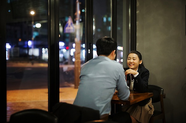 포토 JPG 여학생 여자 남자 딸 교복 40대 중년 가족 청소년 실내 앉기 상반신 성인 두명 앞모습 뒷모습 10대 식당 화목 한국인 가족라이프 아빠 외식 부녀 국내포토 학생 라이프스타일 옷 뷰포인트 컨셉 관계 모션 사람 동양인 내부 상점 파일형식