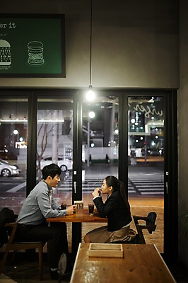 포토 JPG 여학생 여자 남자 딸 40대 중년 가족 청소년 실내 대화 앉기 상반신 성인 두명 옆모습 10대 마주보기 식당 화목 한국인 가족라이프 아빠 야간 외식 부녀 국내포토 자연요소 학생 라이프스타일 뷰포인트 컨셉 관계 모션 말하기 사람 동양인 내부 상점 파일형식