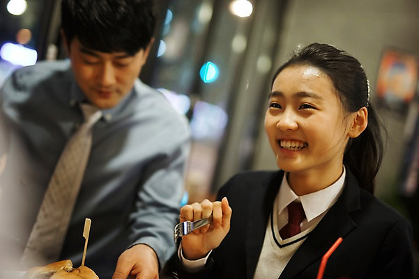 포토 JPG 여학생 여자 남자 딸 교복 40대 중년 가족 청소년 실내 미소 앉기 상반신 성인 두명 앞모습 10대 식당 식사 화목 한국인 가족라이프 아빠 부녀 국내포토 학생 라이프스타일 옷 뷰포인트 컨셉 관계 모션 표정 사람 동양인 내부 상점 파일형식