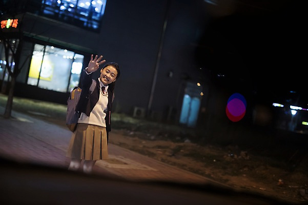 포토 JPG 여학생 여자 교복 자동차 청소년 한명 서기 상반신 야외 앞모습 10대 십대라이프스타일 한국인 야간 즐거움 하교 손인사 십대여자한명만 국내포토 자연요소 1 학생 라이프스타일 옷 감정 육상교통 뷰포인트 모션 사람 동양인 인사 등하교 여자한명만 십대여자만 파일형식