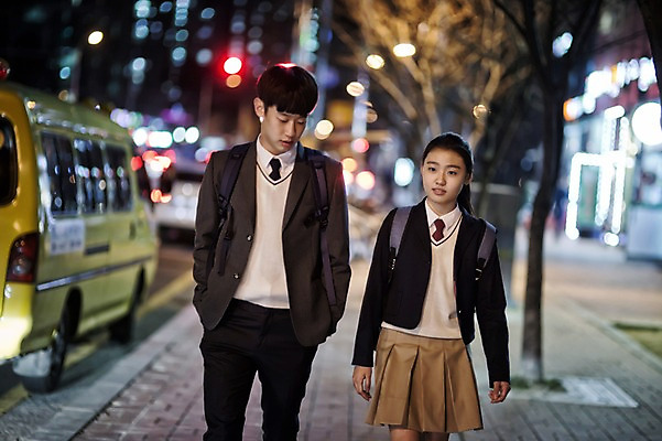 포토 JPG 여학생 여자 남자 교복 남학생 가족 청소년 거리 남매 상반신 야외 두명 앞모습 10대 걷기 다정 한국인 가족라이프 야간 하교 여동생 오빠 십대만 국내포토 자연요소 학생 라이프스타일 옷 뷰포인트 컨셉 관계 모션 사람 동양인 등하교 동생 파일형식