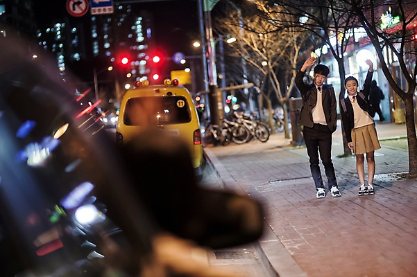 포토 JPG 전신 여학생 여자 남자 교복 남학생 가족 청소년 거리 남매 서기 야외 두명 앞모습 10대 한국인 가족라이프 야간 하교 손인사 여동생 오빠 십대만 국내포토 자연요소 학생 라이프스타일 옷 뷰포인트 관계 모션 사람 동양인 인사 등하교 동생 파일형식