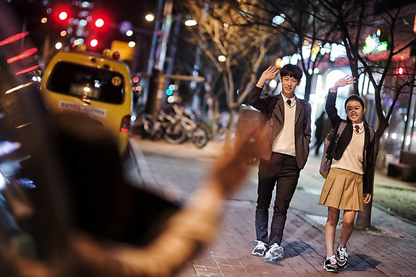 포토 JPG 전신 여학생 여자 남자 교복 남학생 가족 자동차 청소년 남매 야외 앞모습 신체부위 10대 세명 걷기 화목 한국인 가족라이프 야간 손인사 팔 국내포토 자연요소 학생 라이프스타일 옷 육상교통 뷰포인트 컨셉 관계 모션 사람 동양인 인사 파일형식