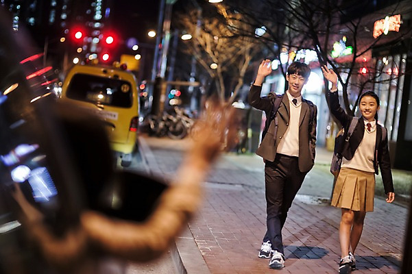 포토 JPG 전신 여학생 여자 남자 교복 남학생 가족 자동차 청소년 남매 야외 앞모습 신체부위 10대 세명 걷기 화목 한국인 가족라이프 야간 손인사 팔 국내포토 자연요소 학생 라이프스타일 옷 육상교통 뷰포인트 컨셉 관계 모션 사람 동양인 인사 파일형식