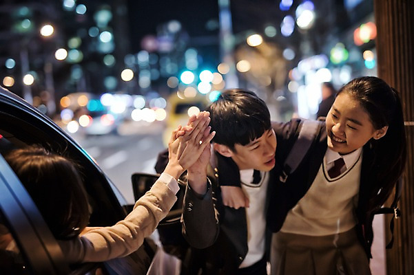 포토 JPG 손 여학생 여자 남자 교복 남학생 장난 가족 자동차 청소년 남매 야외 신체부위 10대 세명 화목 한국인 가족라이프 야간 여동생 오빠 국내포토 자연요소 학생 라이프스타일 옷 육상교통 컨셉 관계 사람 동양인 동생 파일형식